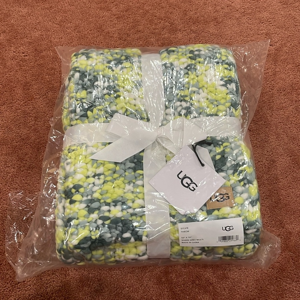 UGG beautiful knit throw(no offer please )